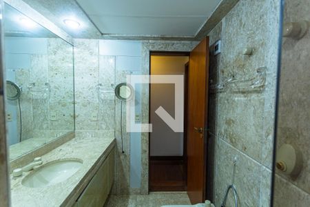 Apartamento à venda com 220m², 4 quartos e 4 vagasBanheiro da Suíte 3
