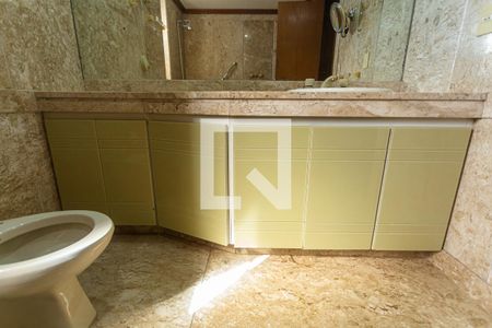 Apartamento à venda com 220m², 4 quartos e 4 vagasArmário do Banheiro da Suíte 1