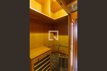 Apartamento à venda com 220m², 4 quartos e 4 vagasCloset da Suíte 1