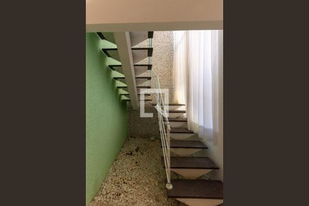Casa de condomínio para alugar com 234m², 3 quartos e 4 vagas Casa de condomínio para alugar com 234m², 3 quartos e 4 vagasEscada