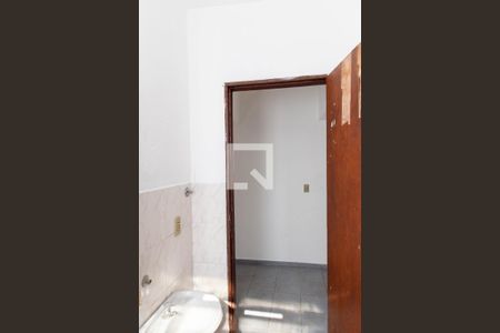 Casa à venda com 303m², 5 quartos e 3 vagasBanheiro 2 Casa 2