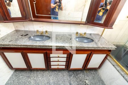 Apartamento à venda com 224m², 4 quartos e 4 vagasBanheiro