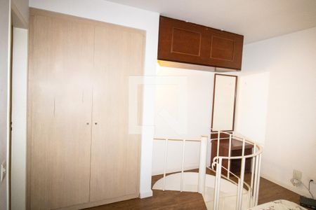 Piso superior- quarto - escada caracol, armários, espelho  de kitnet/studio para alugar com 1 quarto, 52m² em Moema, São Paulo