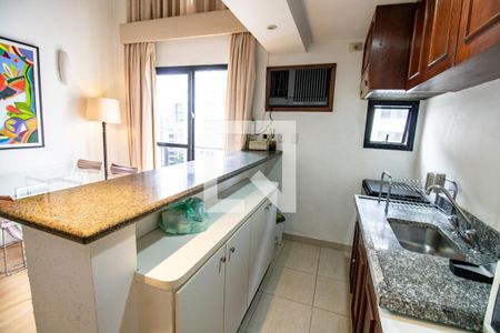 Cozinha- bancada pia e armários  de kitnet/studio para alugar com 1 quarto, 52m² em Moema, São Paulo