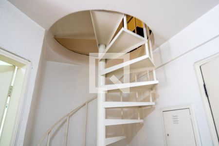 Escada de acesso ao piso superior  de kitnet/studio para alugar com 1 quarto, 52m² em Moema, São Paulo