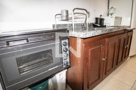 Cozinha- armários, forno, pia  de kitnet/studio para alugar com 1 quarto, 52m² em Moema, São Paulo