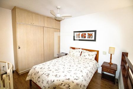 Piso superior- quarto -cama de casal e mesa de cabeceira  de kitnet/studio para alugar com 1 quarto, 52m² em Moema, São Paulo