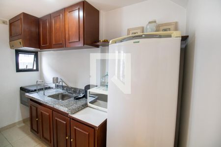 Cozinha- geladeira, armários, janela  de kitnet/studio para alugar com 1 quarto, 52m² em Moema, São Paulo