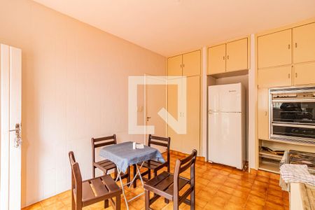 Casa à venda com 355m², 2 quartos e 3 vagas Casa à venda com 355m², 2 quartos e 3 vagasCozinha