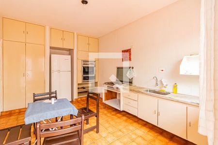 Casa à venda com 355m², 2 quartos e 3 vagas Casa à venda com 355m², 2 quartos e 3 vagasCozinha