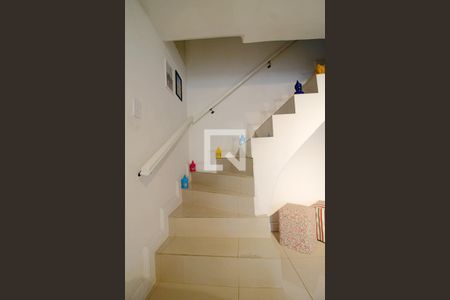 Escada  de casa de condomínio à venda com 2 quartos, 191m² em Vila das Oliveiras, Taboão da Serra
