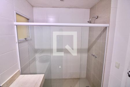 Casa de condomínio à venda com 300m², 4 quartos e 2 vagas Casa de condomínio à venda com 300m², 4 quartos e 2 vagasBanheiro da Suíte 1