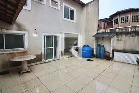 Casa de condomínio à venda com 300m², 4 quartos e 2 vagas Casa de condomínio à venda com 300m², 4 quartos e 2 vagasÁrea externa