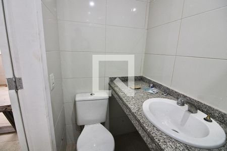 Casa de condomínio à venda com 300m², 4 quartos e 2 vagas Casa de condomínio à venda com 300m², 4 quartos e 2 vagasBanheiro de serviço