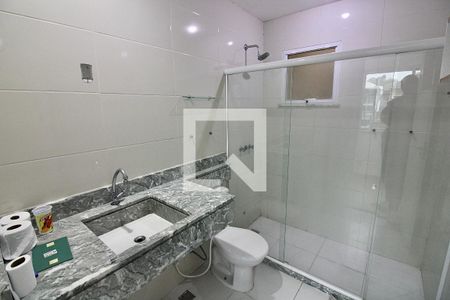 Casa de condomínio à venda com 300m², 4 quartos e 2 vagas Casa de condomínio à venda com 300m², 4 quartos e 2 vagasBanheiro da Suíte 2