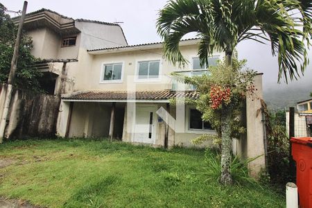 Casa de condomínio à venda com 300m², 4 quartos e 2 vagas Casa de condomínio à venda com 300m², 4 quartos e 2 vagasFachada