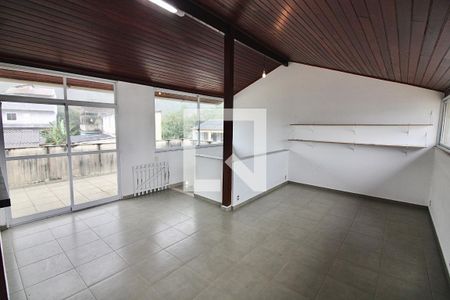 Casa de condomínio à venda com 300m², 4 quartos e 2 vagas Casa de condomínio à venda com 300m², 4 quartos e 2 vagasSótão