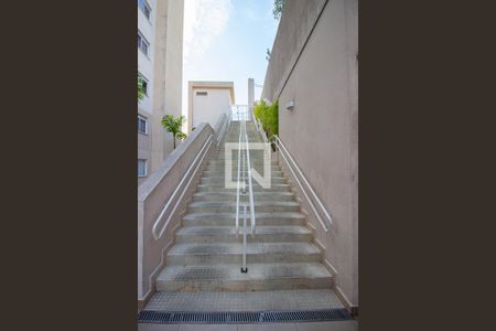 Apartamento para alugar com 32m², 2 quartos e sem vaga Apartamento para alugar com 32m², 2 quartos e sem vagaEscada