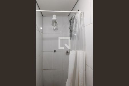 Banheiro de kitnet/studio para alugar com 1 quarto, 11m² em Aclimação, São Paulo