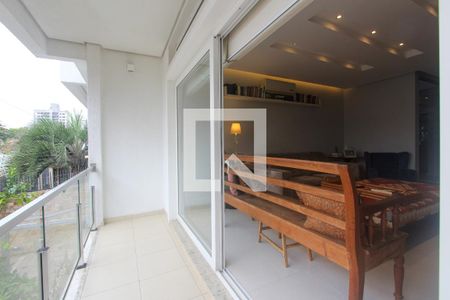 Varanda da sala de casa à venda com 3 quartos, 280m² em Jardim Lindóia, Porto Alegre