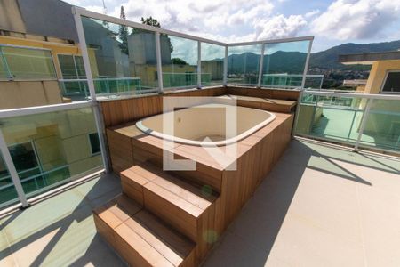 Casa à venda com 160m², 4 quartos e 2 vagas Casa à venda com 160m², 4 quartos e 2 vagasPiscina