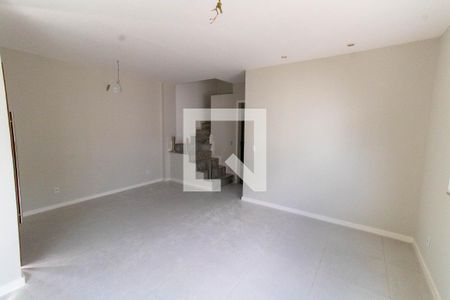 Casa à venda com 160m², 4 quartos e 2 vagas Casa à venda com 160m², 4 quartos e 2 vagasSala