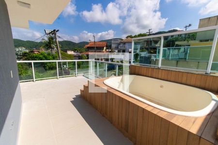 Casa à venda com 160m², 4 quartos e 2 vagas Casa à venda com 160m², 4 quartos e 2 vagasPiscina