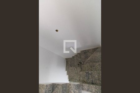 Casa à venda com 160m², 4 quartos e 2 vagas Casa à venda com 160m², 4 quartos e 2 vagasEscada