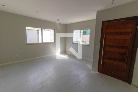 Casa à venda com 160m², 4 quartos e 2 vagas Casa à venda com 160m², 4 quartos e 2 vagasSala