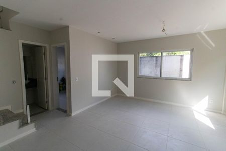 Casa à venda com 160m², 4 quartos e 2 vagas Casa à venda com 160m², 4 quartos e 2 vagasSala