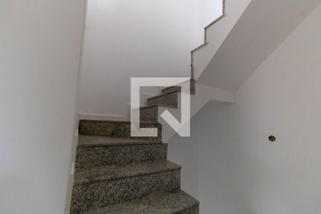 Casa à venda com 160m², 4 quartos e 2 vagas Casa à venda com 160m², 4 quartos e 2 vagasEscada