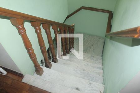 Casa à venda com 150m², 4 quartos e 2 vagasEscada