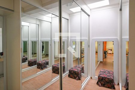 Casa à venda com 320m², 4 quartos e 3 vagasCloset