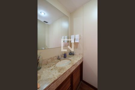 Apartamento à venda com 174m², 4 quartos e 2 vagas Apartamento à venda com 174m², 4 quartos e 2 vagasBanheiro Corredor