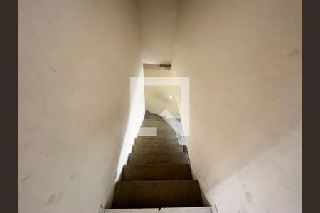 Casa à venda com 100m², 2 quartos e 2 vagasEscada 