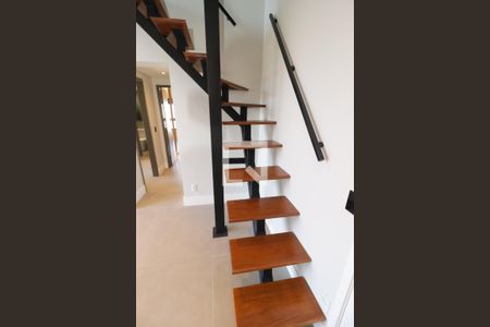 Escada Sala/Quarto de apartamento à venda com 2 quartos, 80m² em Vila Olímpia, São Paulo