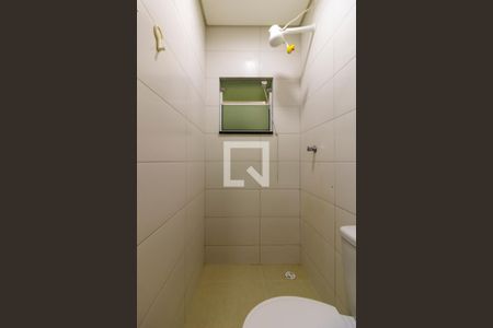Banheiro de kitnet/studio para alugar com 1 quarto, 28m² em Vila Canero, São Paulo