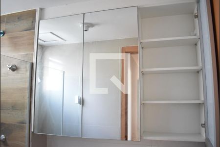Apartamento para alugar com 43m², 2 quartos e 1 vagaBanheiro - Armário e espelho