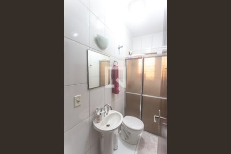 Casa à venda com 240m², 3 quartos e 2 vagasBanheiro suíte 1