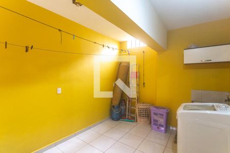 Casa à venda com 240m², 3 quartos e 2 vagasÁrea de serviço