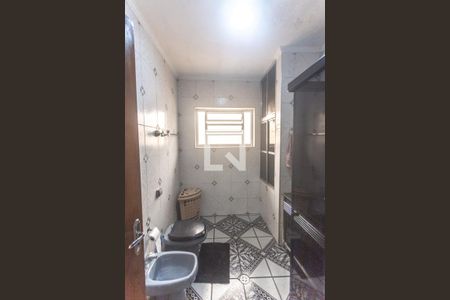 Casa à venda com 240m², 3 quartos e 2 vagasBanheiro suíte 2