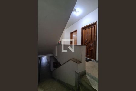 Apartamento para alugar com 77m², 2 quartos e sem vagaEscada