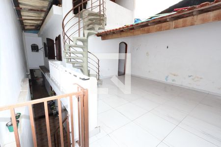 Casa à venda com 1m², 3 quartos e 2 vagas Casa à venda com 1m², 3 quartos e 2 vagasVaranda