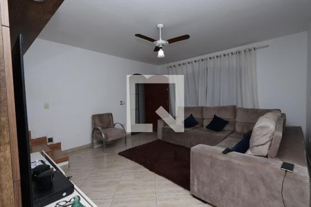 Casa à venda com 1m², 3 quartos e 2 vagas Casa à venda com 1m², 3 quartos e 2 vagasSala