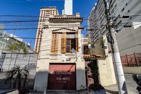 Casa à venda com 157m², 2 quartos e 1 vaga Casa à venda com 157m², 2 quartos e 1 vagaFachada