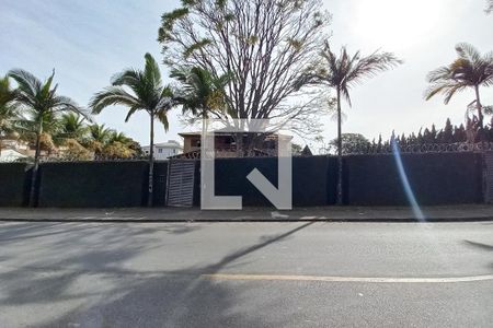 Casa à venda com 404m², 3 quartos e 5 vagas Casa à venda com 404m², 3 quartos e 5 vagasFachada