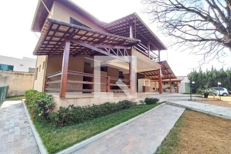 Casa à venda com 404m², 3 quartos e 5 vagas Casa à venda com 404m², 3 quartos e 5 vagasFachada