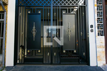 Casa à venda com 170m², 3 quartos e 2 vagas Casa à venda com 170m², 3 quartos e 2 vagasFachada