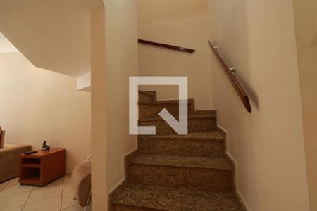Escada de casa à venda com 3 quartos, 239m² em Vila Granada, São Paulo