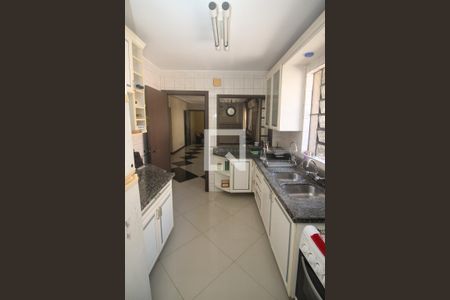 Casa à venda com 465m², 5 quartos e 3 vagasCozinha 1